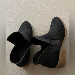 American Eagle booties, size 6.5, black! Excellent condition